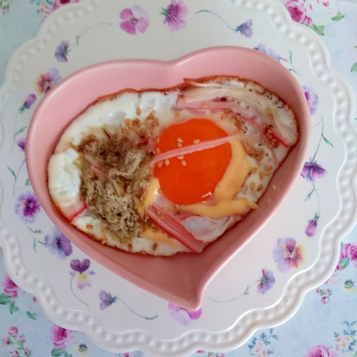 欲張り!目玉焼きの上にカニカマ♪